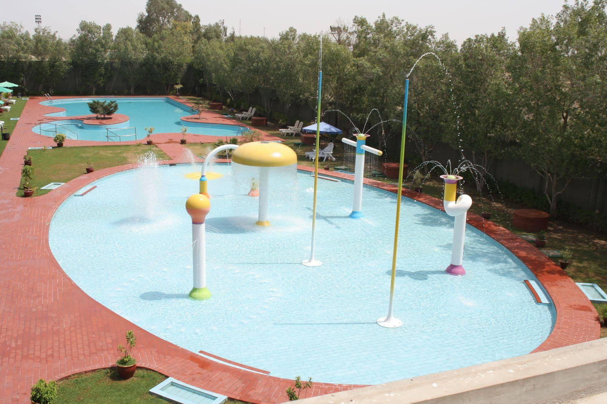 Dreamworld Resort, Hotel & Golf Course Karatschi Exterior foto